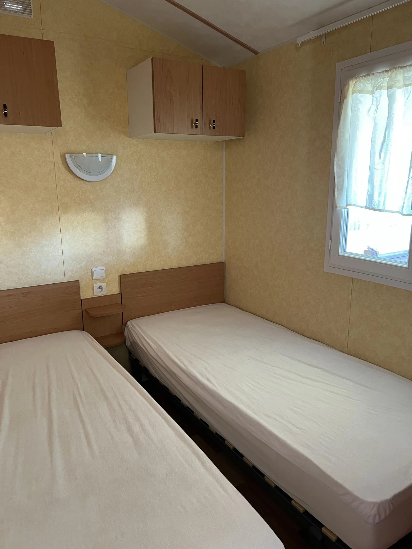 Chambre 2 lits 1 personne