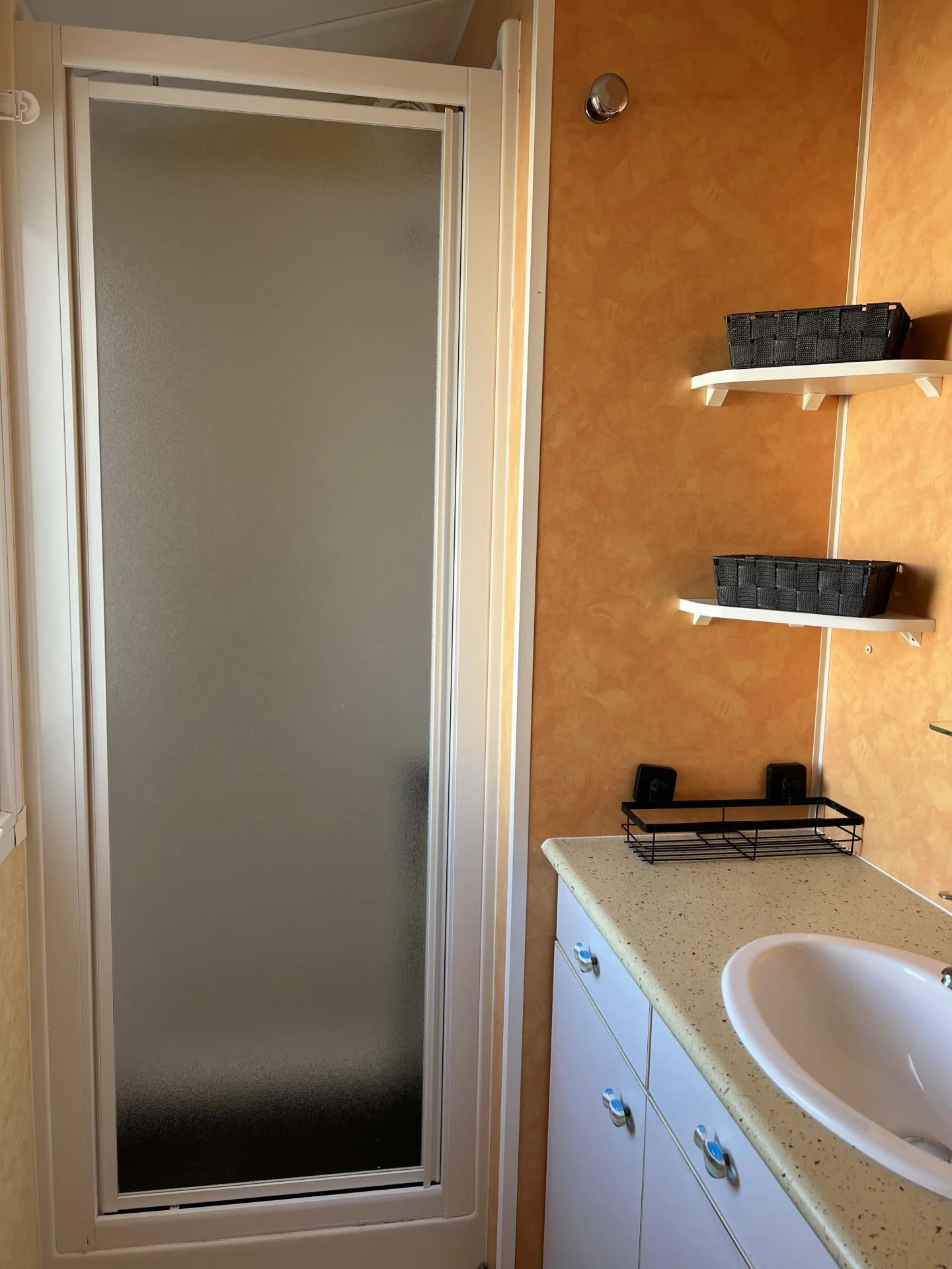 Salle de bain avec douche